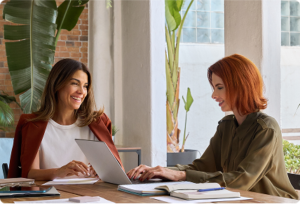 Profissionais colaborando com tecnologia - Requestia ESM