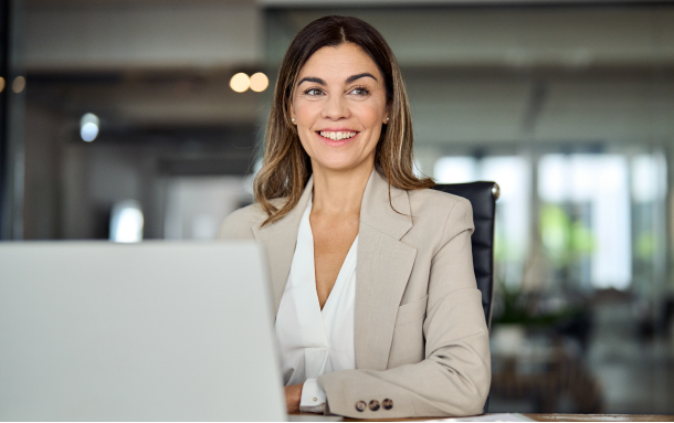 Profissional sorrindo trabalhando com contratos