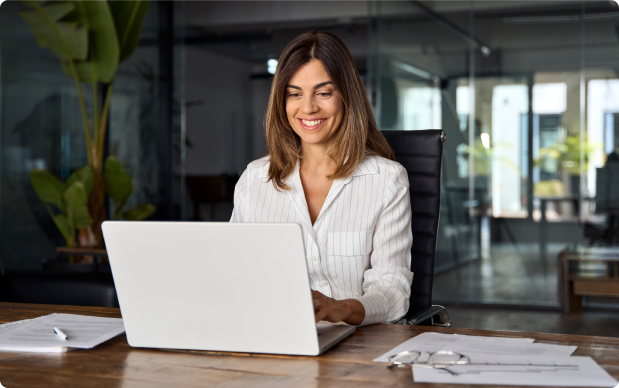 Profissional trabalhando com laptop - ESM Platform