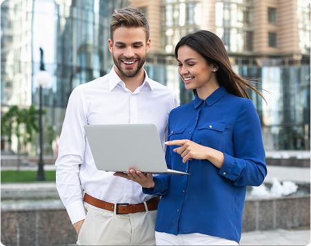 Profissionais colaborando com tecnologia - Requestia ESM