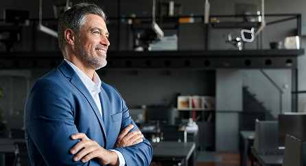 Executivo confiante em ambiente corporativo moderno