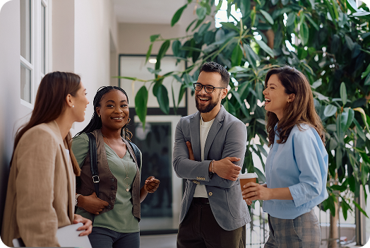 Profissionais de TI discutindo em ambiente colaborativo