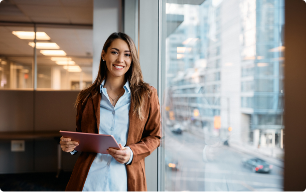 Profissional sorrindo trabalhando com gestão de identidade