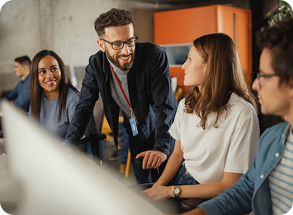 Equipe trabalhando colaborativamente em ambiente corporativo