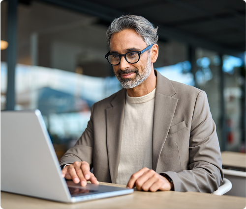 Profissional trabalhando com laptop - Gestão de TI