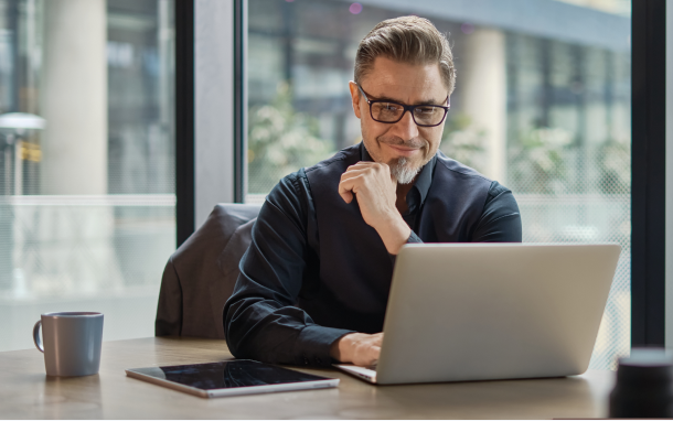 Profissional sorrindo trabalhando com gestão de aprendizagem