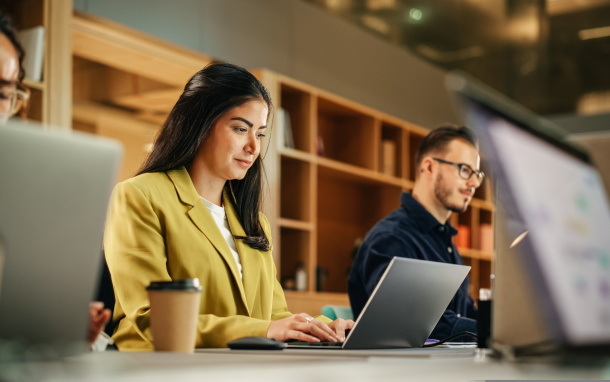 Profissional sorrindo trabalhando com gerenciamento de senhas de forma simplificada
